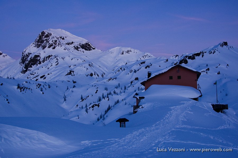 24-CREPUSCOLO SUL RIFUGIO CALVI.jpg